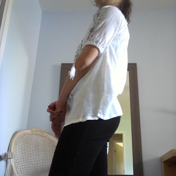 White top embroidered with blue flowers - Picture 4 of 7